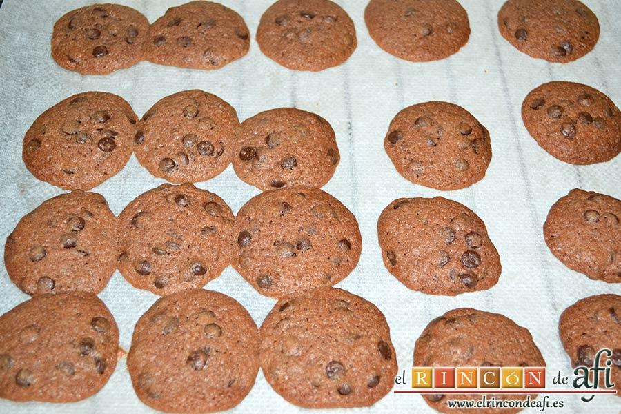Galletas con doble chocolate chips caseras, hornear y dejar enfriar sobre una rejilla