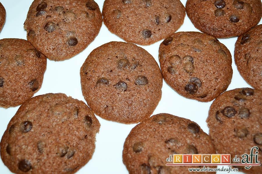 Galletas con doble chocolate chips caseras, separar las galletas que se hayan quedado pegadas una vez frías