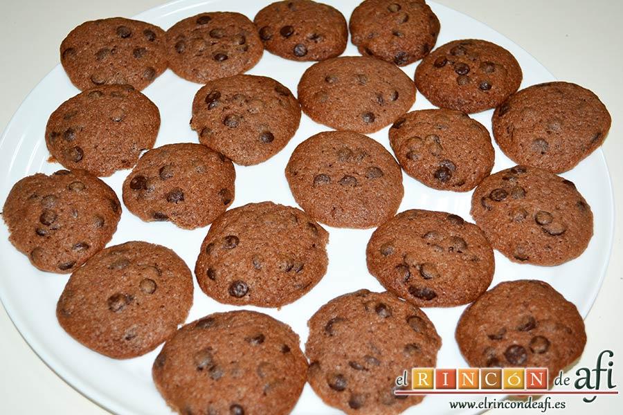 Galletas con doble chocolate chips caseras, servirlas como se desee y guardarlas en recipiente hermético