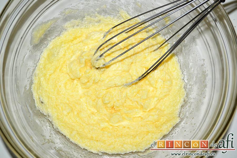 Galletas con doble chocolate chips caseras, mezclar bien usando varillas