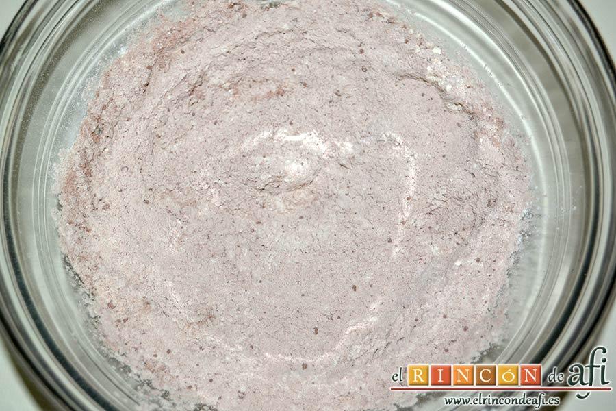 Galletas con doble chocolate chips caseras, mezclar bien