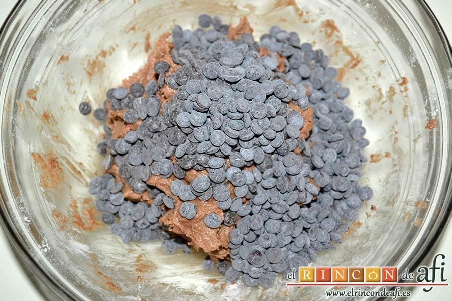 Galletas con doble chocolate chips caseras, añadir los chips de chocolate