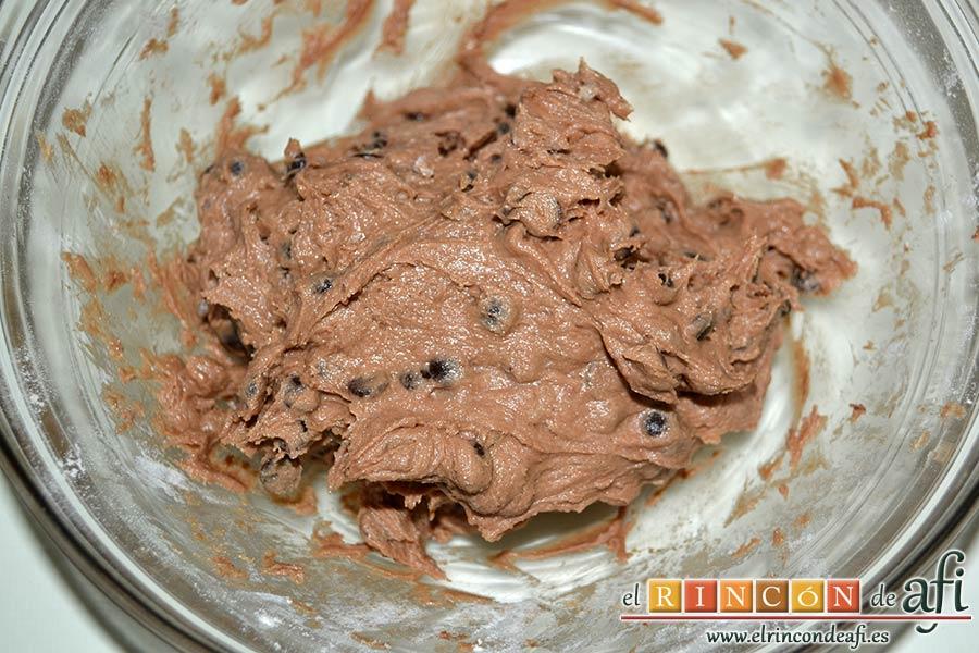 Galletas con doble chocolate chips caseras, mezclar bien