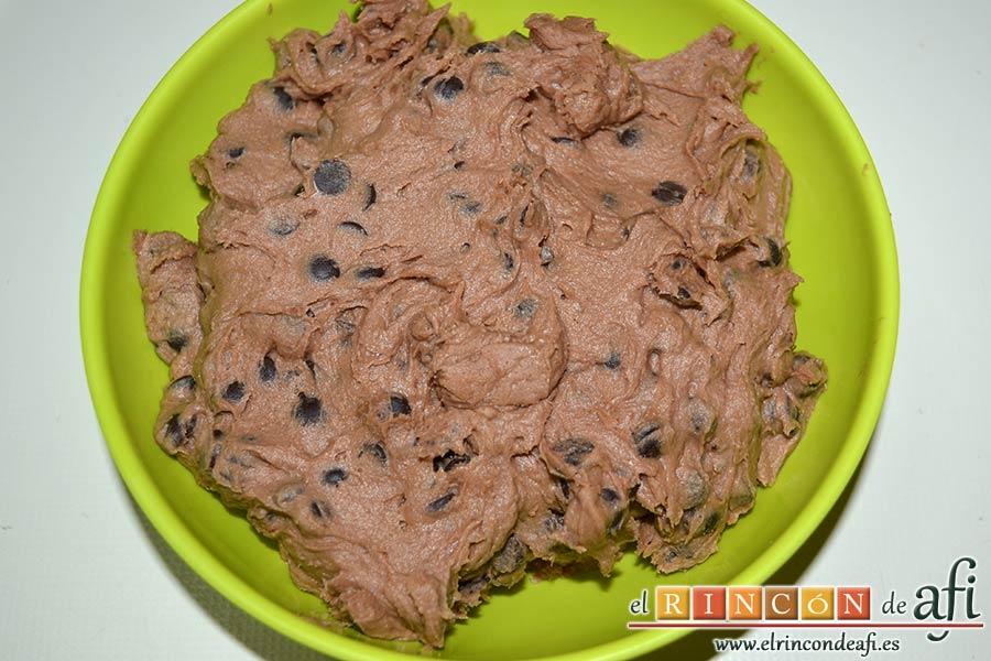 Galletas con doble chocolate chips caseras, refrigerar la masa para poder trabajar mejor con ella