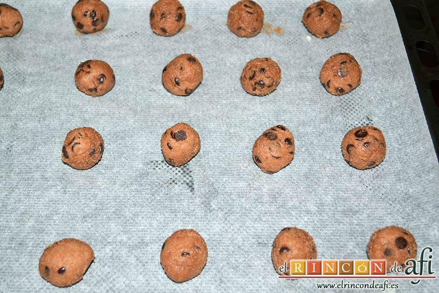 Galletas con doble chocolate chips caseras, formar bolitas y disponerlas sobre una bandeja de horno