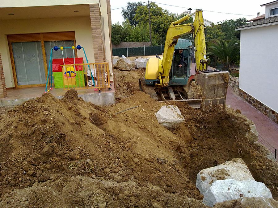 excavadora en el jardín