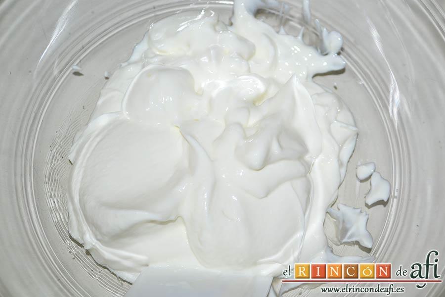 Quiche con queso de cabra y tomates cherry, poner en un bol el yogur griego