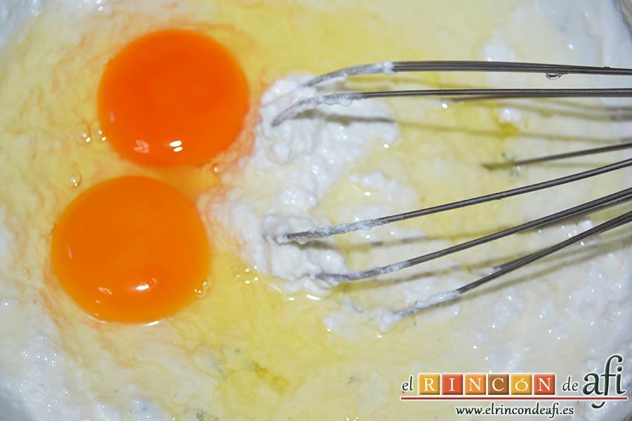 Quiche con queso de cabra y tomates cherry, agregar los huevos