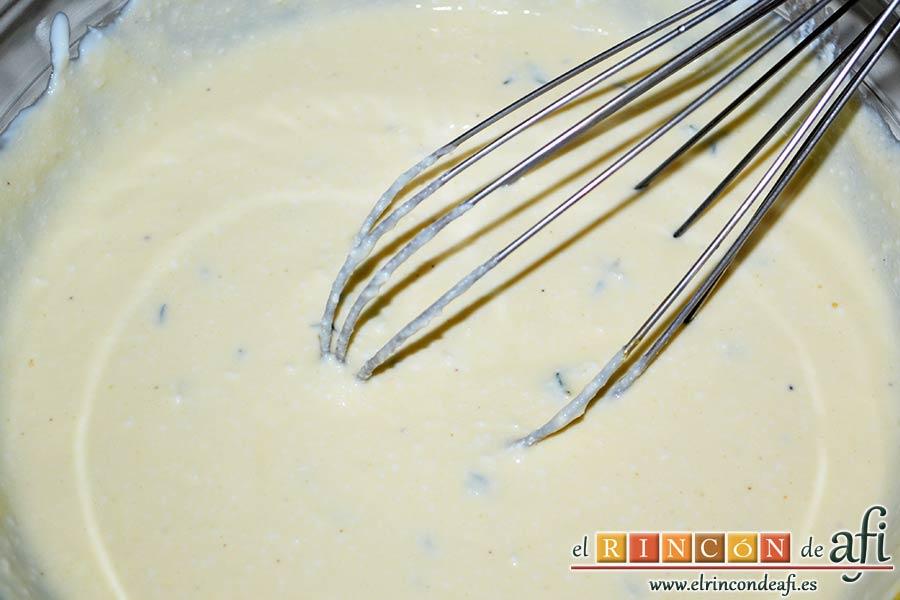 Quiche con queso de cabra y tomates cherry, batir con varillas hasta obtener una crema homogénea