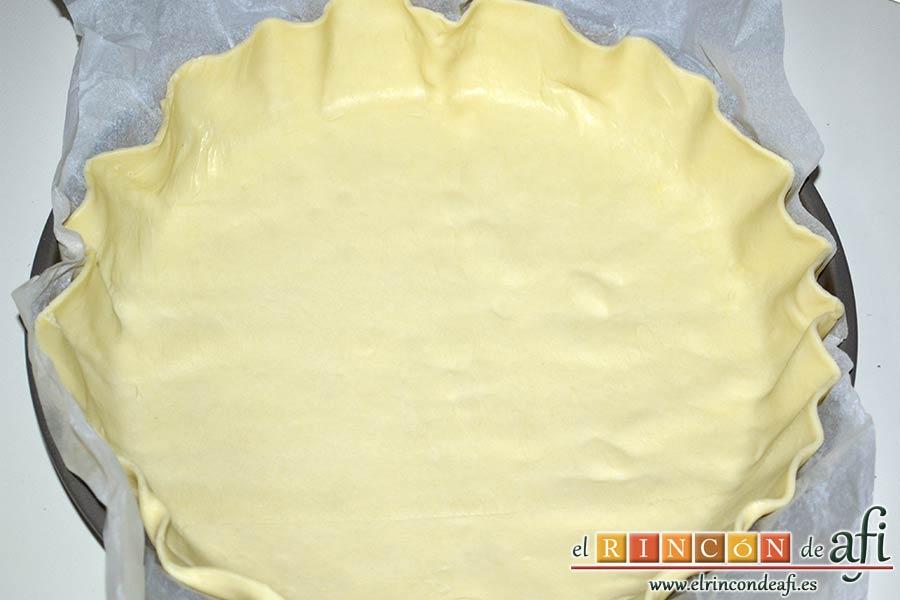Quiche con queso de cabra y tomates cherry, colocar la masa quebrada cubriendo todo el molde