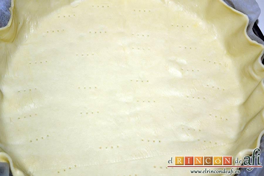 Quiche con queso de cabra y tomates cherry, pinchamos con un tenedor la base