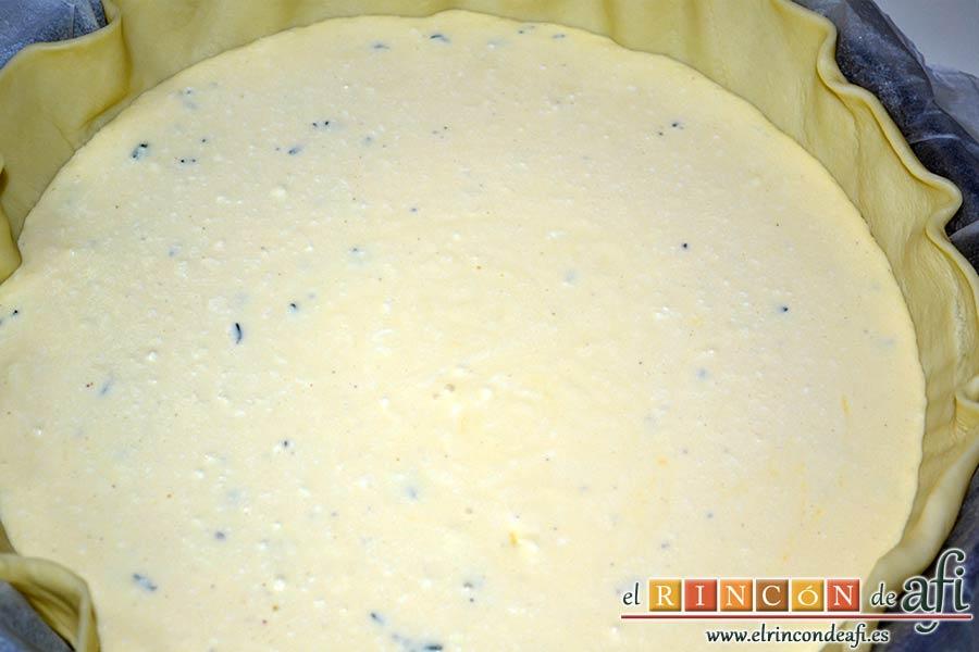 Quiche con queso de cabra y tomates cherry, vertemos la mezcla sobre la masa