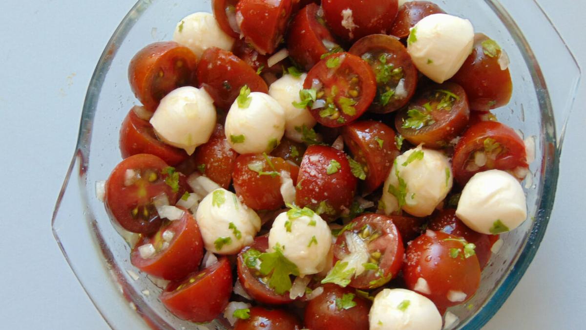 ensalada de tomates cherry y queso mozzarella