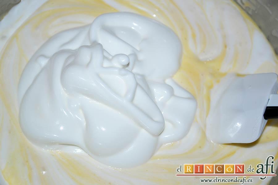 Pastelitos de limón, seguir añadiendo las claras y mezclando