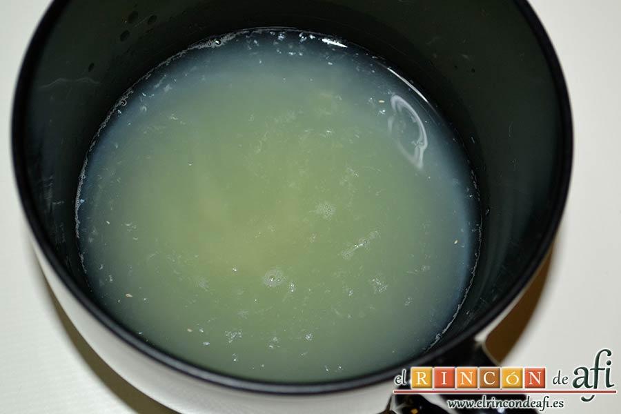 Pastelitos de limón, exprimir las pulpas para obtener el zumo de los limones