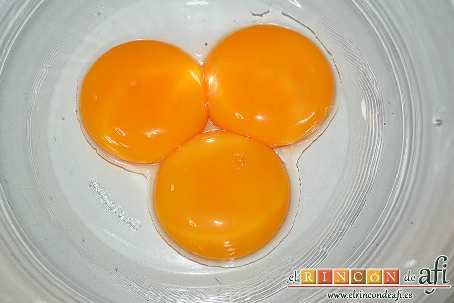 Pastelitos de limón, separar las yemas de los huevos en un bol