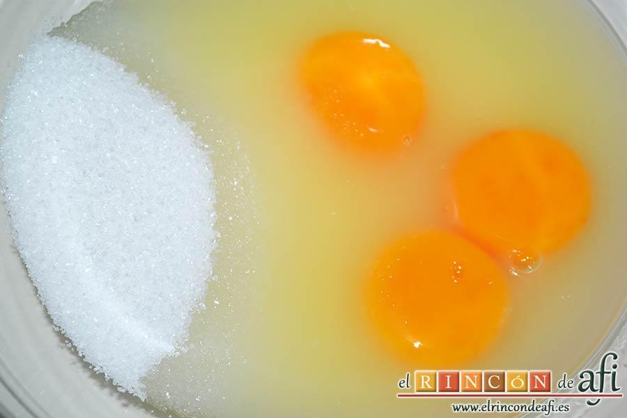 Pastelitos de limón, añadir a las yemas el zumo de limón y 120 gramos de azúcar