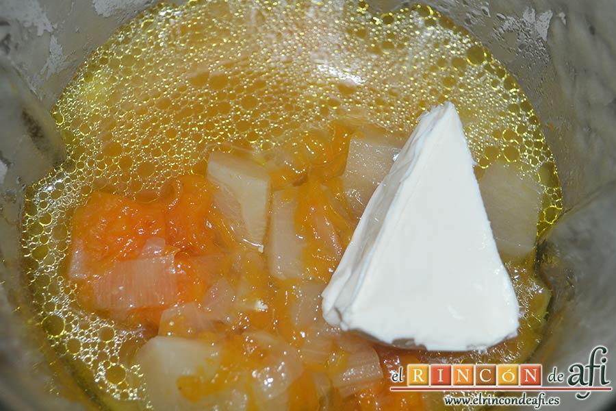 Crema de nabos, ir triturando por partes y añadir un quesito cada vez