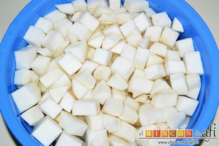 Crema de nabos, pelar los nabos y partirlos en cuadraditos