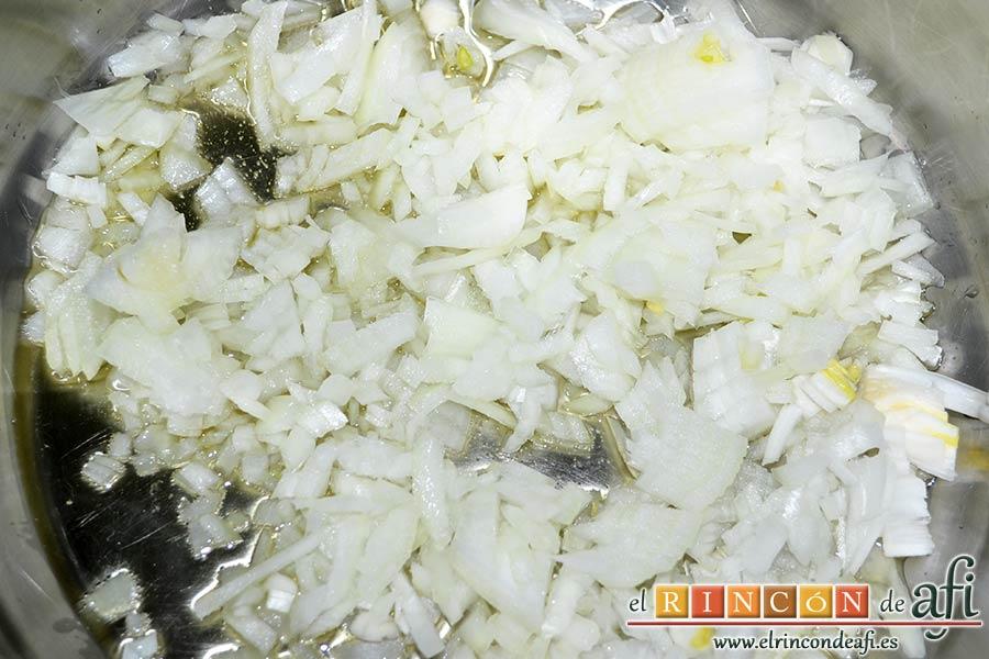 Crema de nabos, echar a una olla exprés con un chorrito de aceite de oliva la cebolla picada