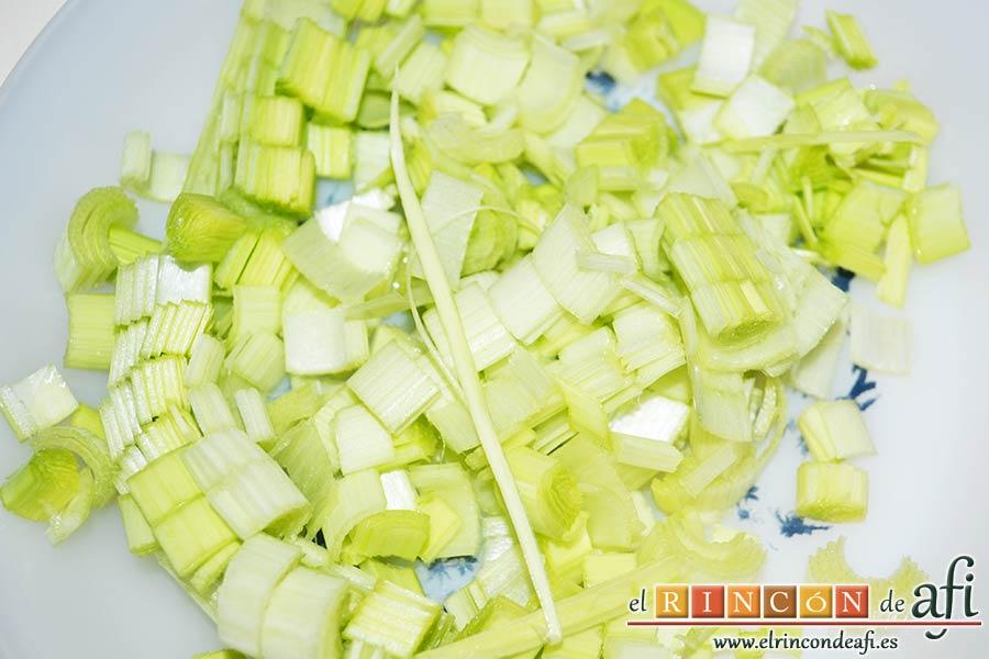Crema de nabos, picar el puerro
