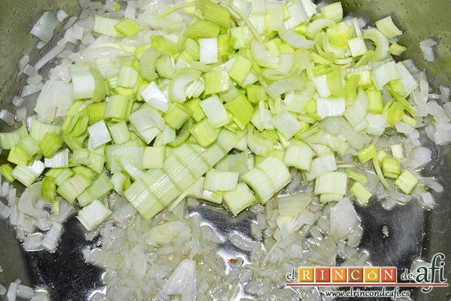 Crema de nabos, añadirlos a la cebolla y rehogar