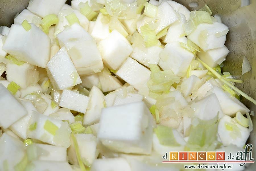Crema de nabos, añadir los nabos troceados