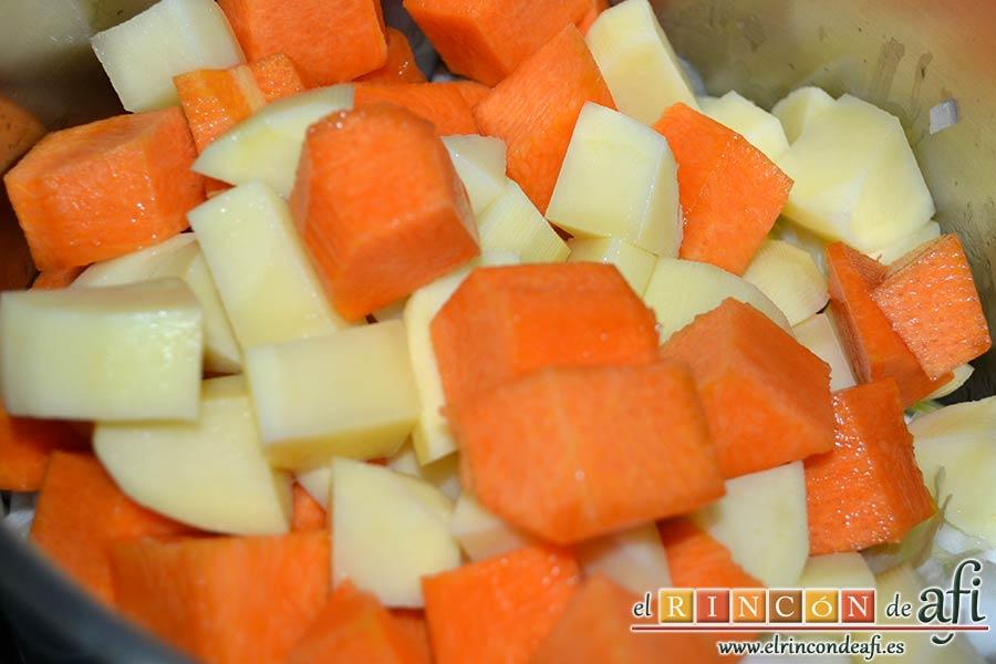 Crema de nabos, añadir la calabaza y las papas troceadas
