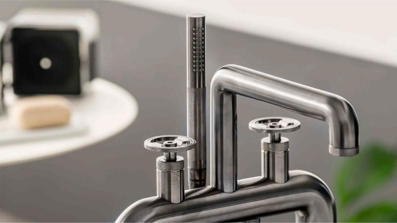 Grifería de estilo industrial para el cuarto de baño