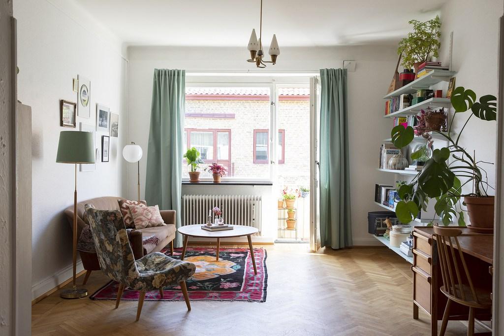 Between floral and geometric patterns 1