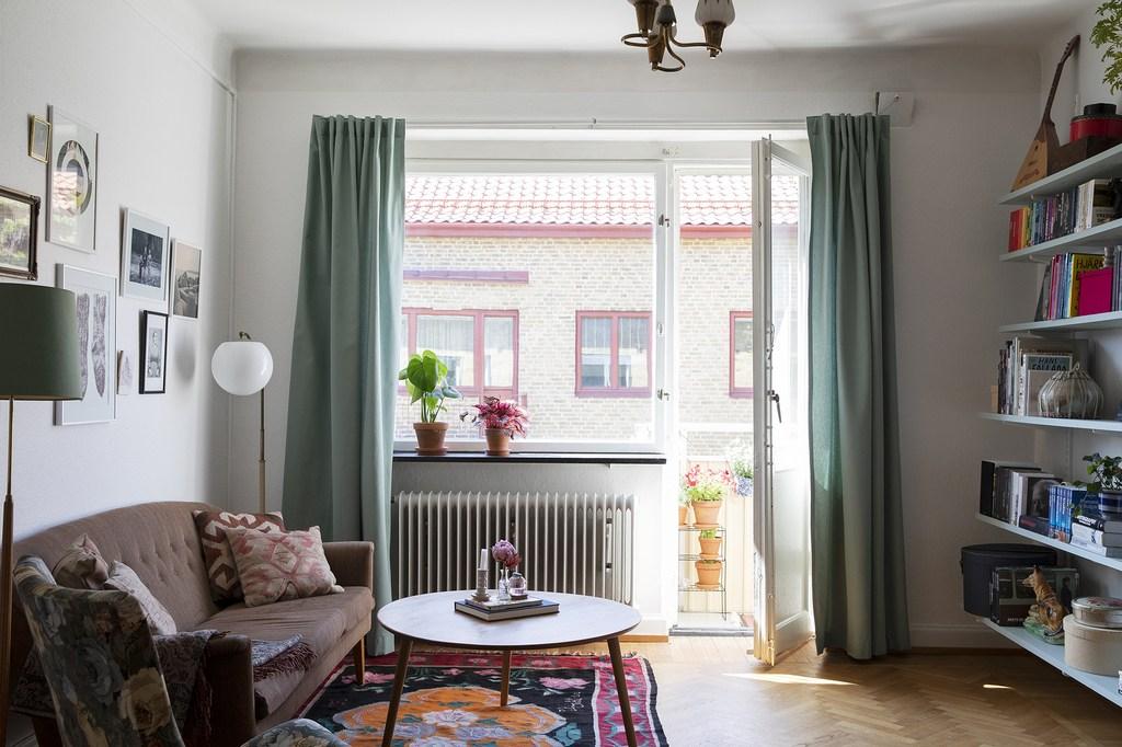 Between floral and geometric patterns 6