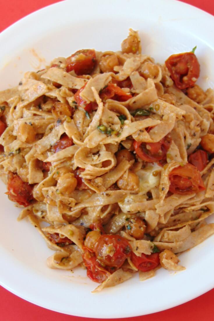 tallarines con tomates cherry mozzarella y garbanzos
