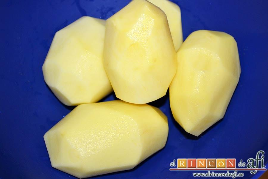 Pastel de papas y salchichas, pelar las papas