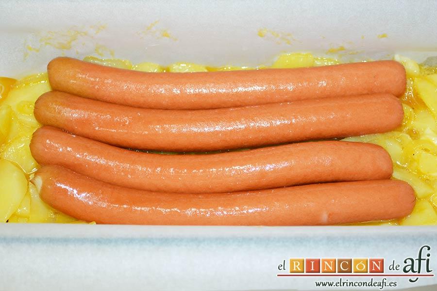 Pastel de papas y salchichas, colocar encima las salchichas