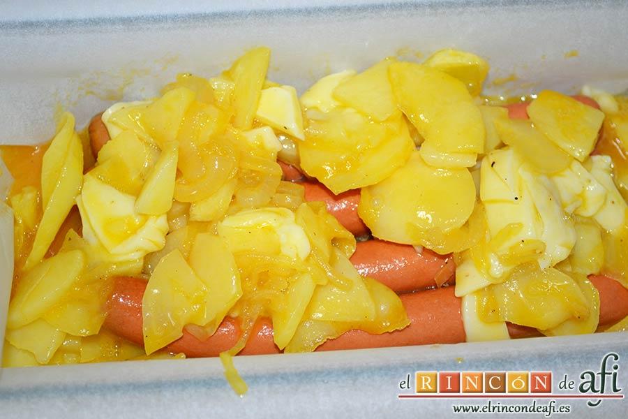 Pastel de papas y salchichas, verter encima la otra parte de la mezcla