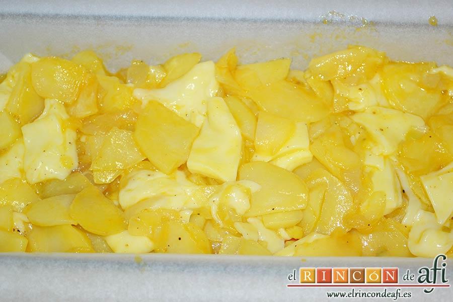 Pastel de papas y salchichas, cubrir por completo