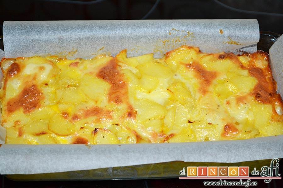 Pastel de papas y salchichas, hornear y dejar enfriar
