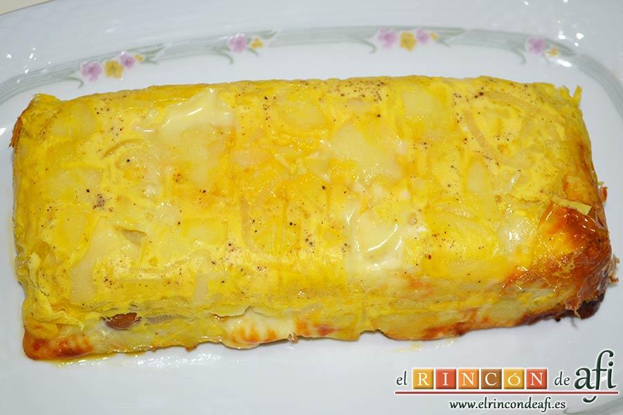Pastel de papas y salchichas, desmoldar