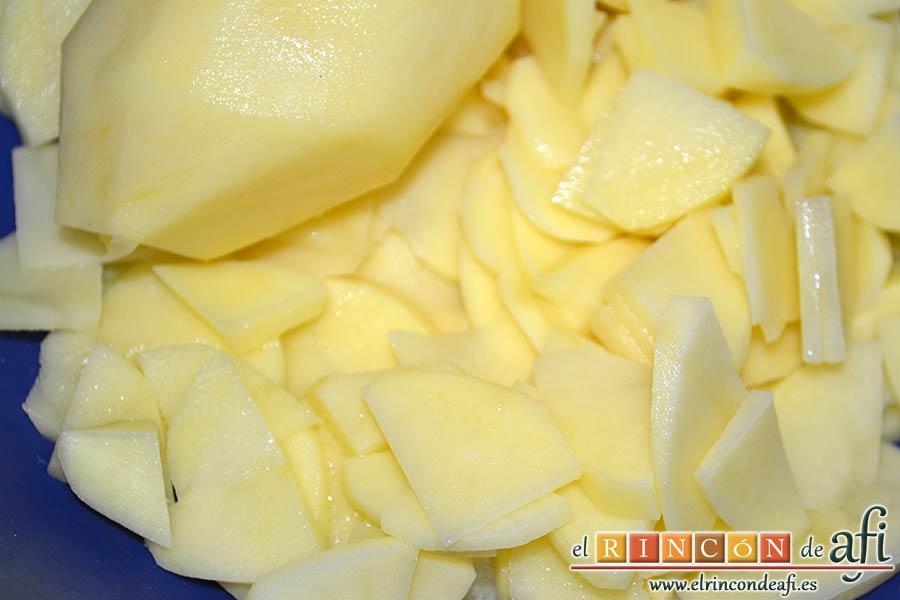 Pastel de papas y salchichas, trocearlas pequeñitas