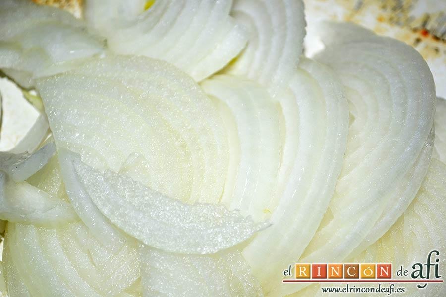 Pastel de papas y salchichas, picar la cebolla