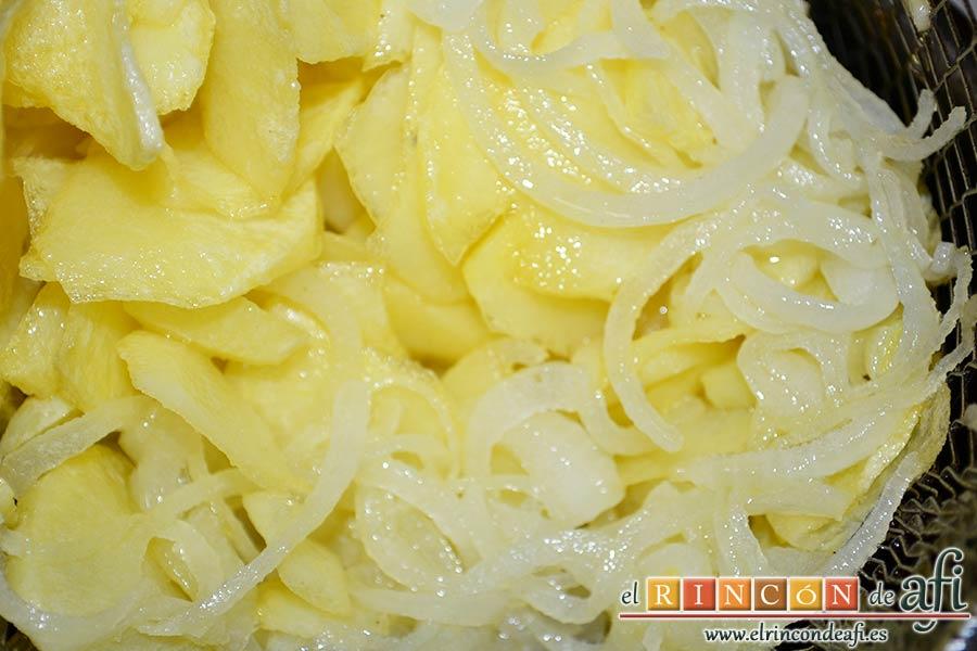 Pastel de papas y salchichas, freír las papas y las cebollas juntas sin que se queden crujientes