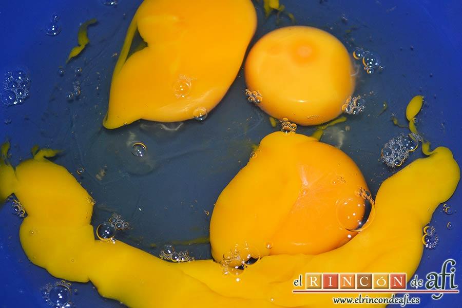 Pastel de papas y salchichas, ponemos en un bol los huevos