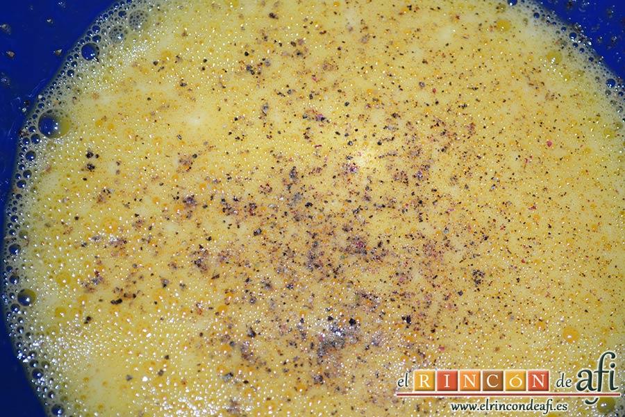 Pastel de papas y salchichas, batir los huevos hasta espumar y salpimentar