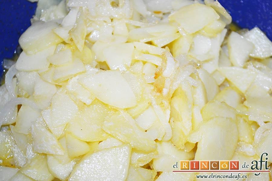 Pastel de papas y salchichas, añadir también las cebollas y las papas