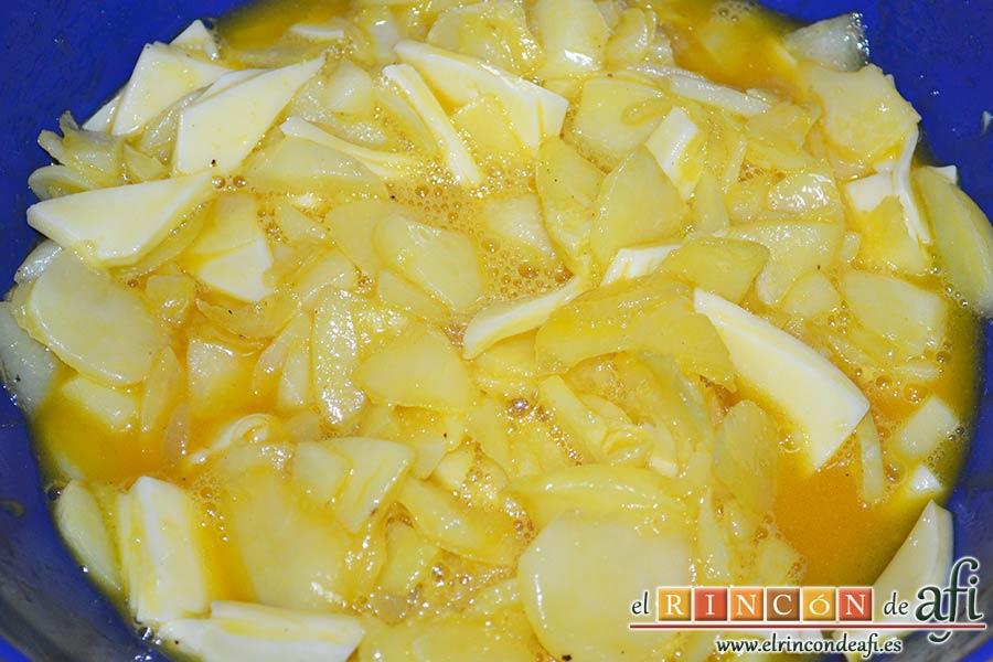 Pastel de papas y salchichas, mezclar todo bien