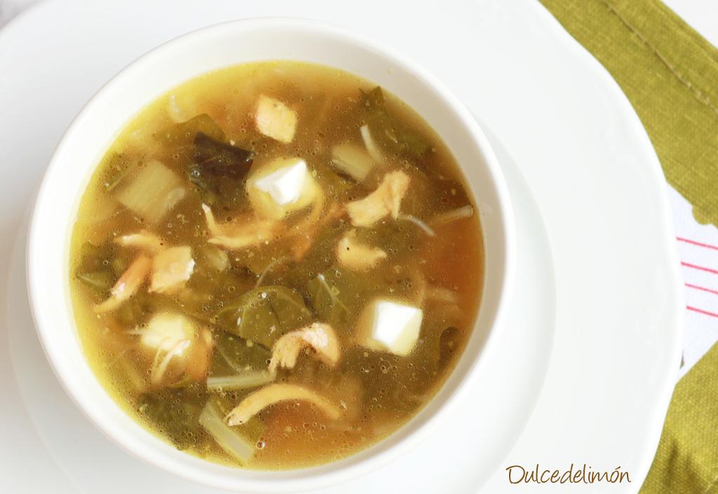 Sopa de acelgas con pollo y toque de limón