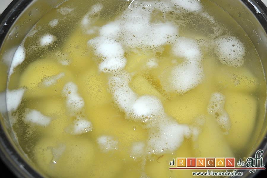 Merluza en salsa, sancochar las papas peladas y troceadas