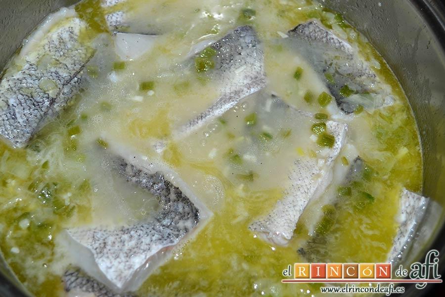 Merluza en salsa, meterlos en el caldero con cuidado con la piel hacia arriba para que no se rompan