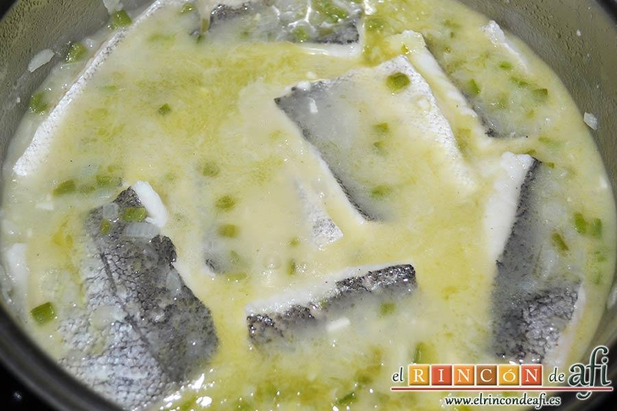 Merluza en salsa, dejar cocer moviendo el caldero por las asas