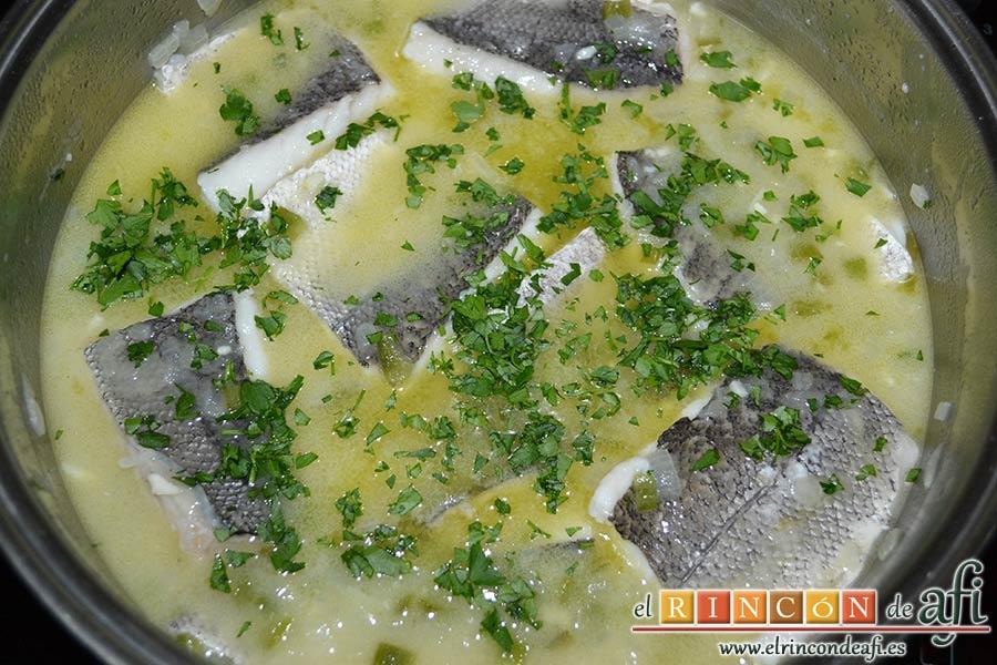 Merluza en salsa, sacar el fuego y poner por encima perejil picado